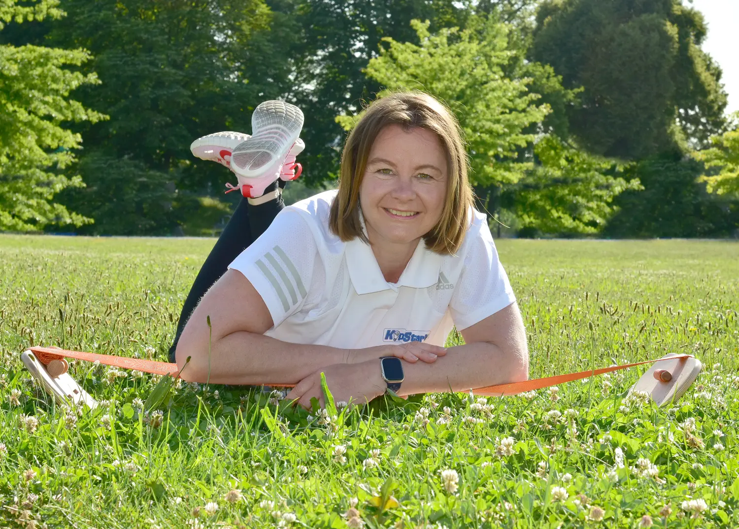 Katja Schiebold liegt im Gras